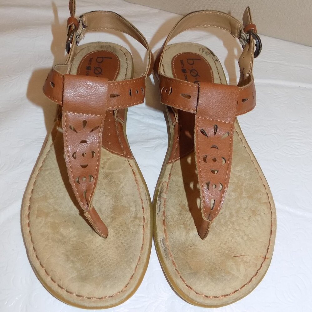 BOC BORN Concepts Brown Faux Leather Thong Sandals sz 7 Laser Cut-outs Comfort
